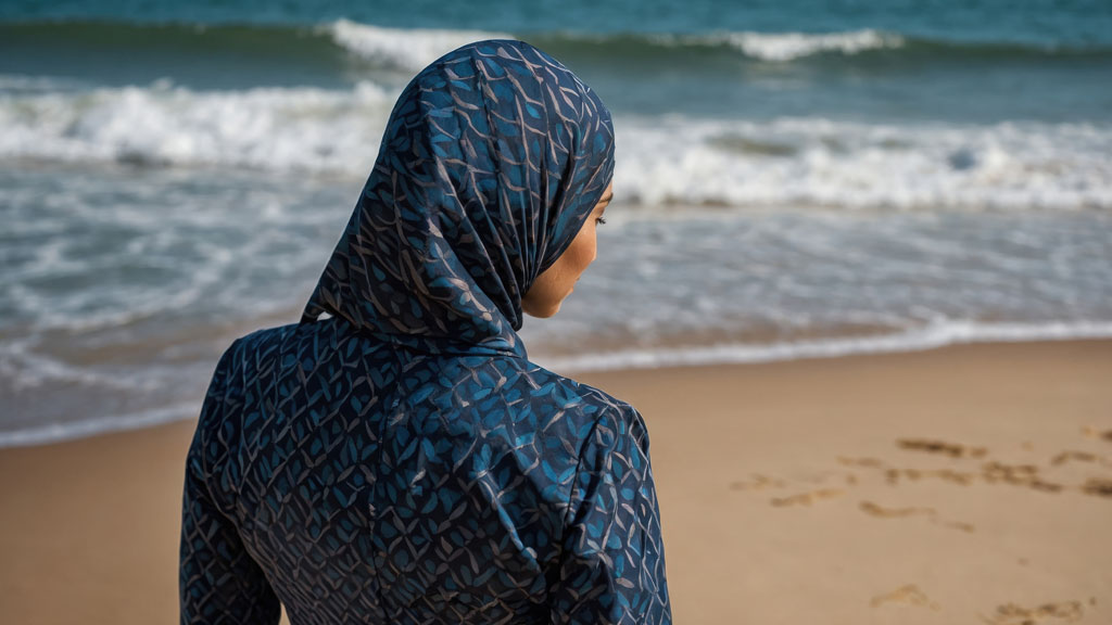 Gros plan sur tissu technique de burkini montrant texture et opacité